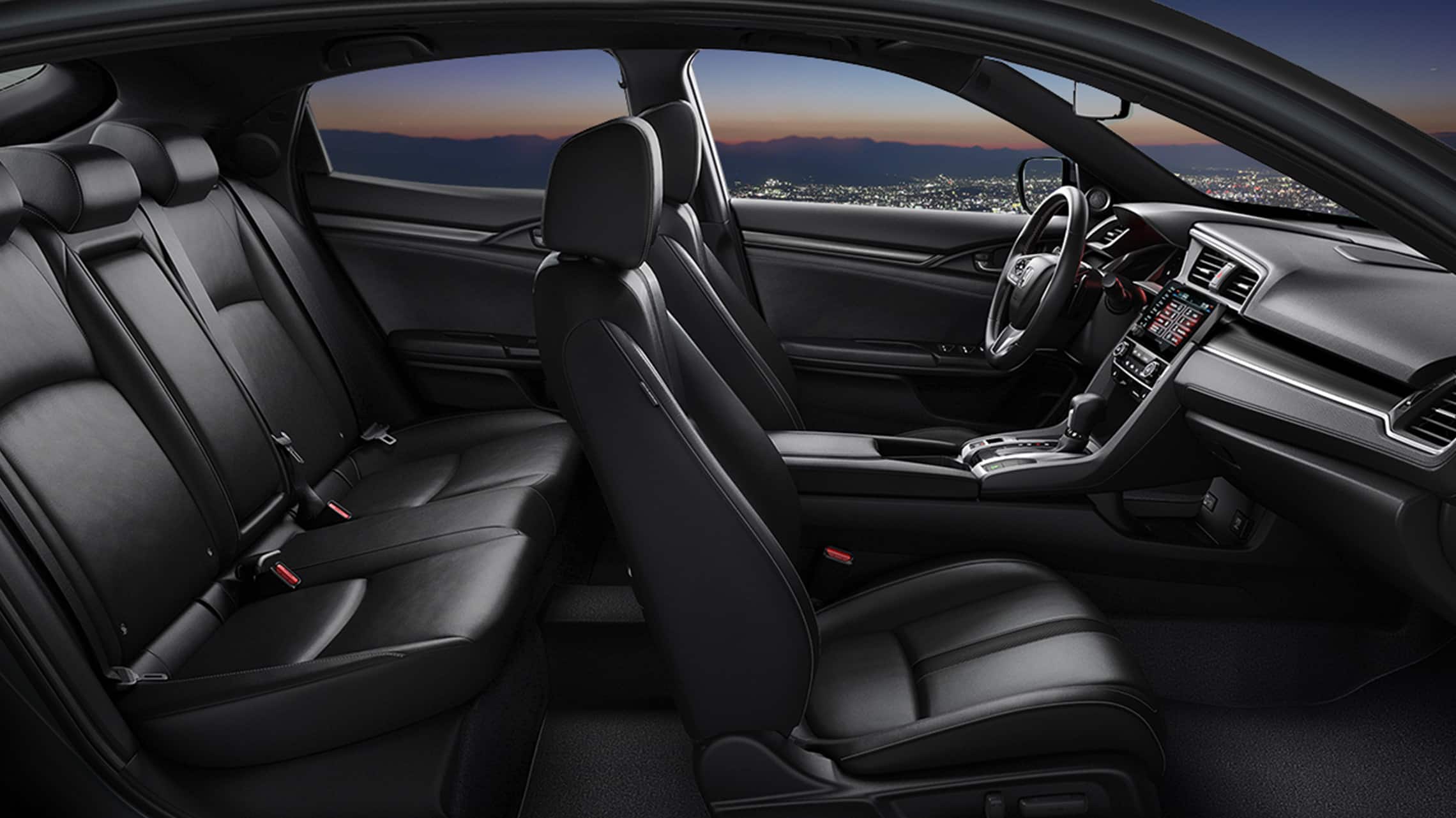 Vista de perfil del interior desde el lado del pasajero del Honda Civic Sport Touring Hatchback 2021 con cuero Black.