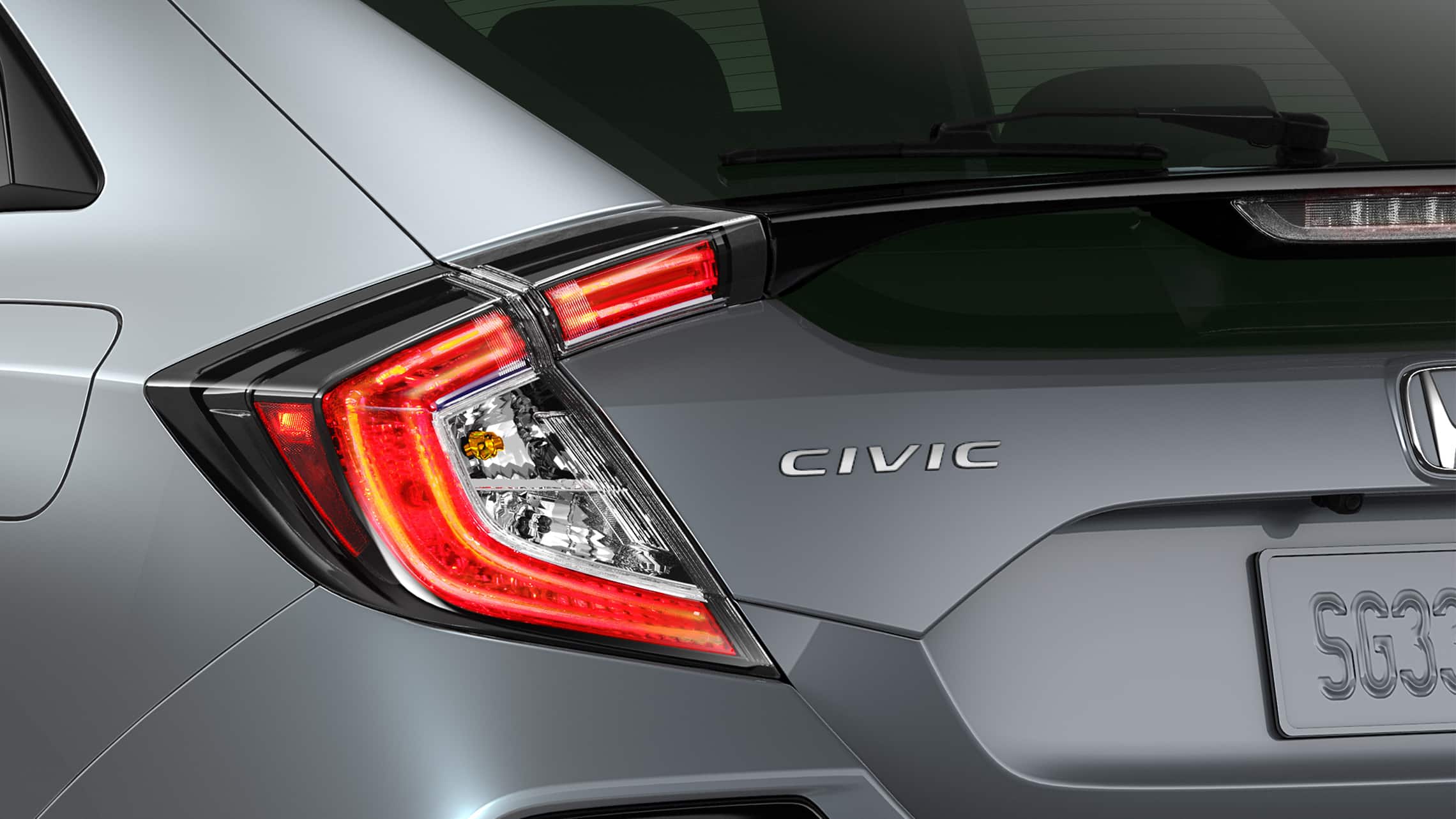 Detalle de las luces traseras del lado del conductor en el Honda Civic Sport Touring Hatchback 2021 en Sonic Gray Pearl.
