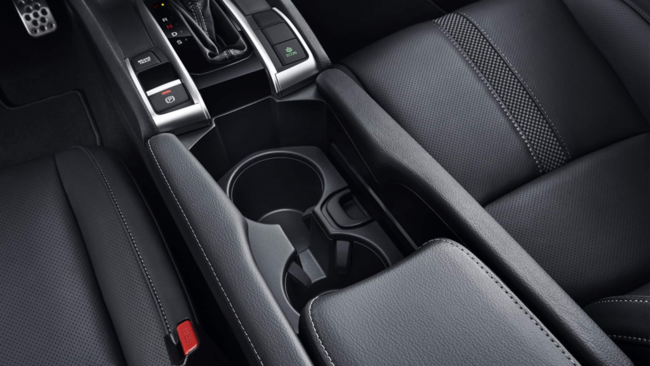 Detalle del portavasos en el Honda Civic Sport Touring Hatchback 2021.