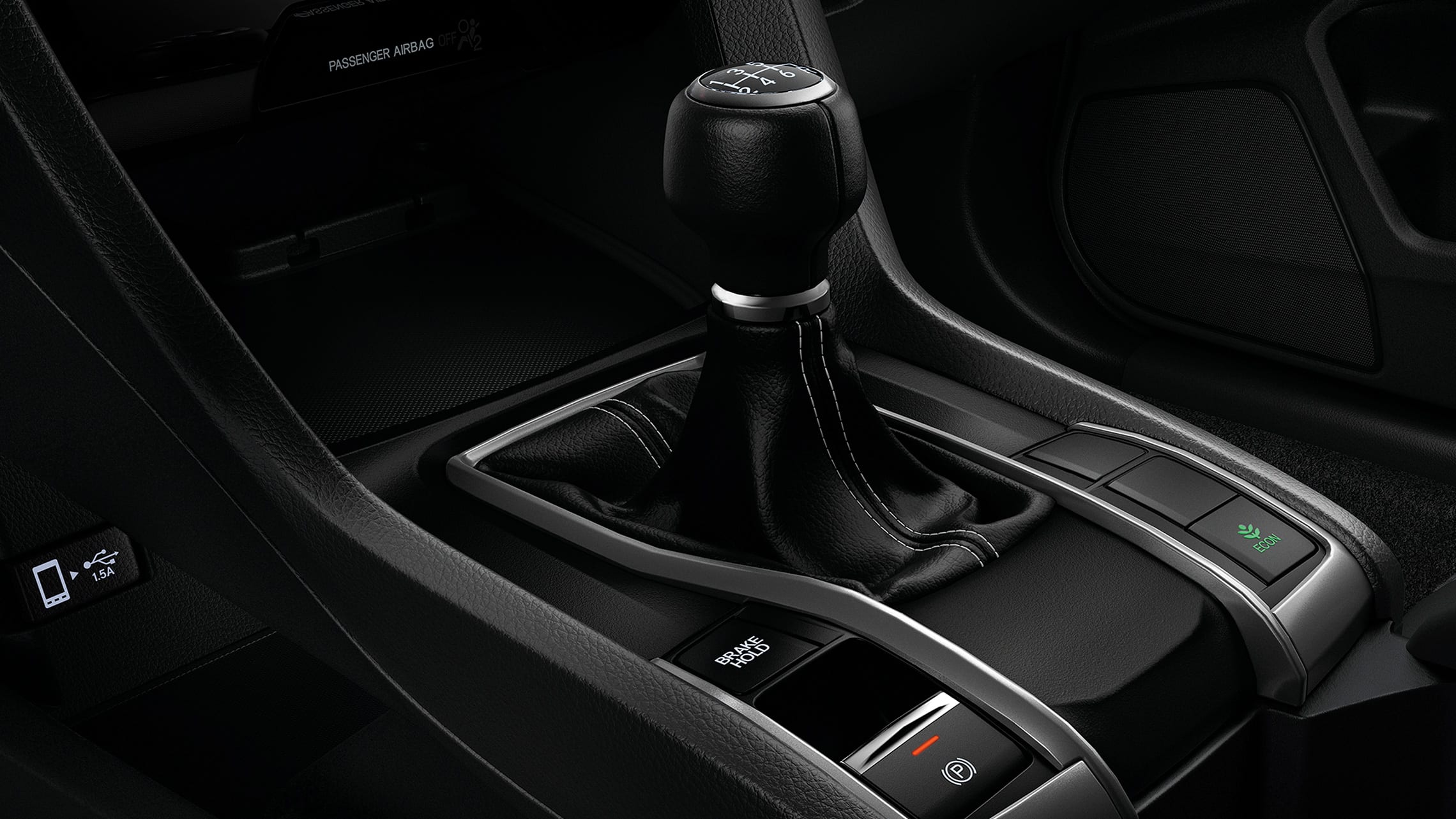 Detalle de los mandos de transmisión manual de 6 velocidades en el Honda Civic Sport Hatchback 2021.