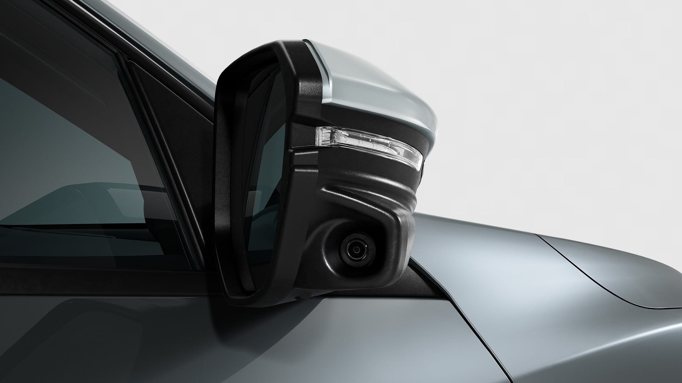 Detalle de la cámara de Honda LaneWatch™ en el espejo del lado del pasajero del Honda Civic Sport Touring Hatchback 2021 en Sonic Gray Pearl.