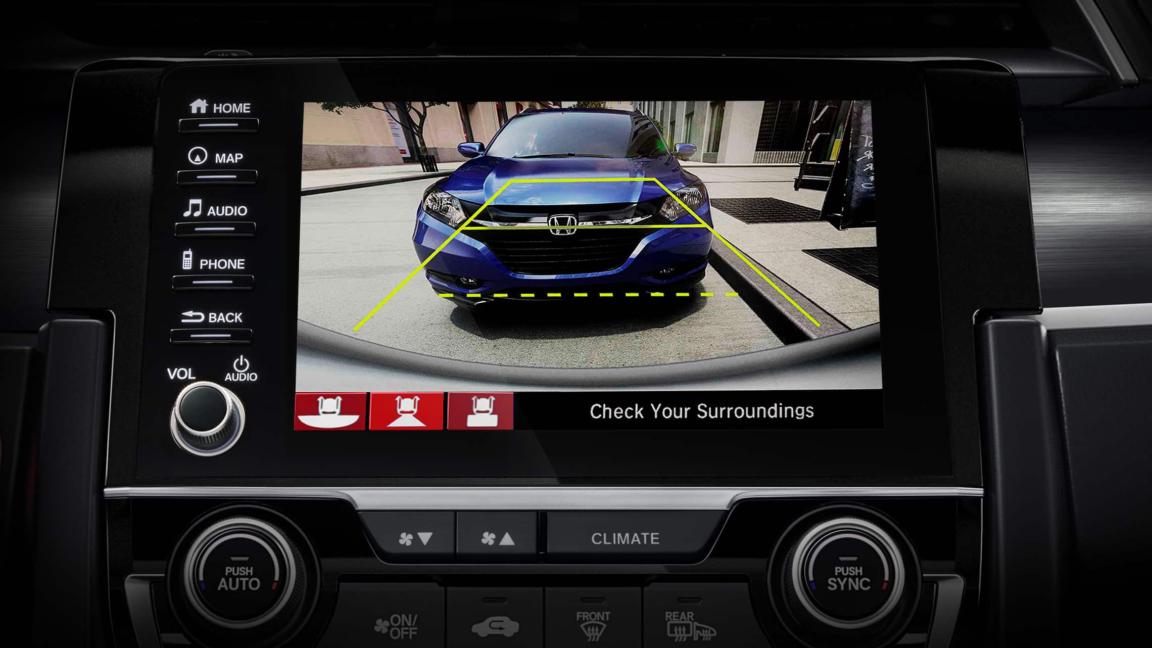 Detalle de la pantalla de la cámara de visión trasera multiángulo en el sistema de audio en pantalla táctil del Honda Civic Sport Touring Hatchback 2021.
